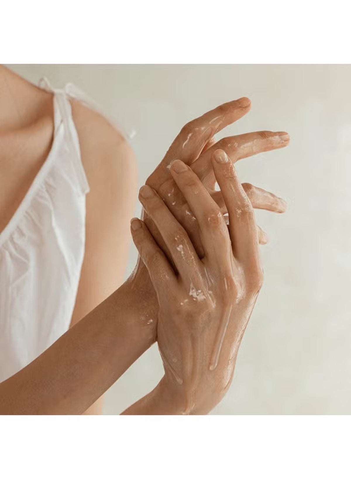 Beauty of Joseon Ginseng Cleansing Oil applied to hands for effective makeup removal Beauty of Joseon Ginseng Cleansing Oil applied to hands for effective makeup removal