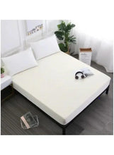 White plush fitted bed sheet with smooth top and elastic corners, 200 x 200 cm