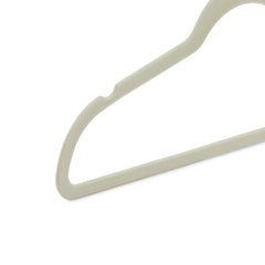 Perchas para trajes finas y antideslizantes de terciopelo de Amazon Basics, color marfil/plateado (paquete de 50)