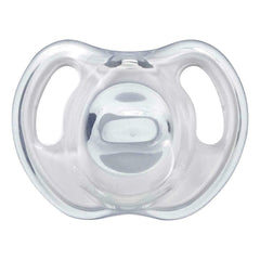 Tommee Tippee Ultra-Light Silicone Soother, Symmetrical Orthodontic Design, BPA-Free, One-Piece Design, Includes Steriliser Box, 0-6m, Pack of 2 Dummies