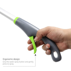 Limpiacristales extensible con pulverizador Amazon Basics, extensión de aluminio, de 1,25 m a 1,75 m