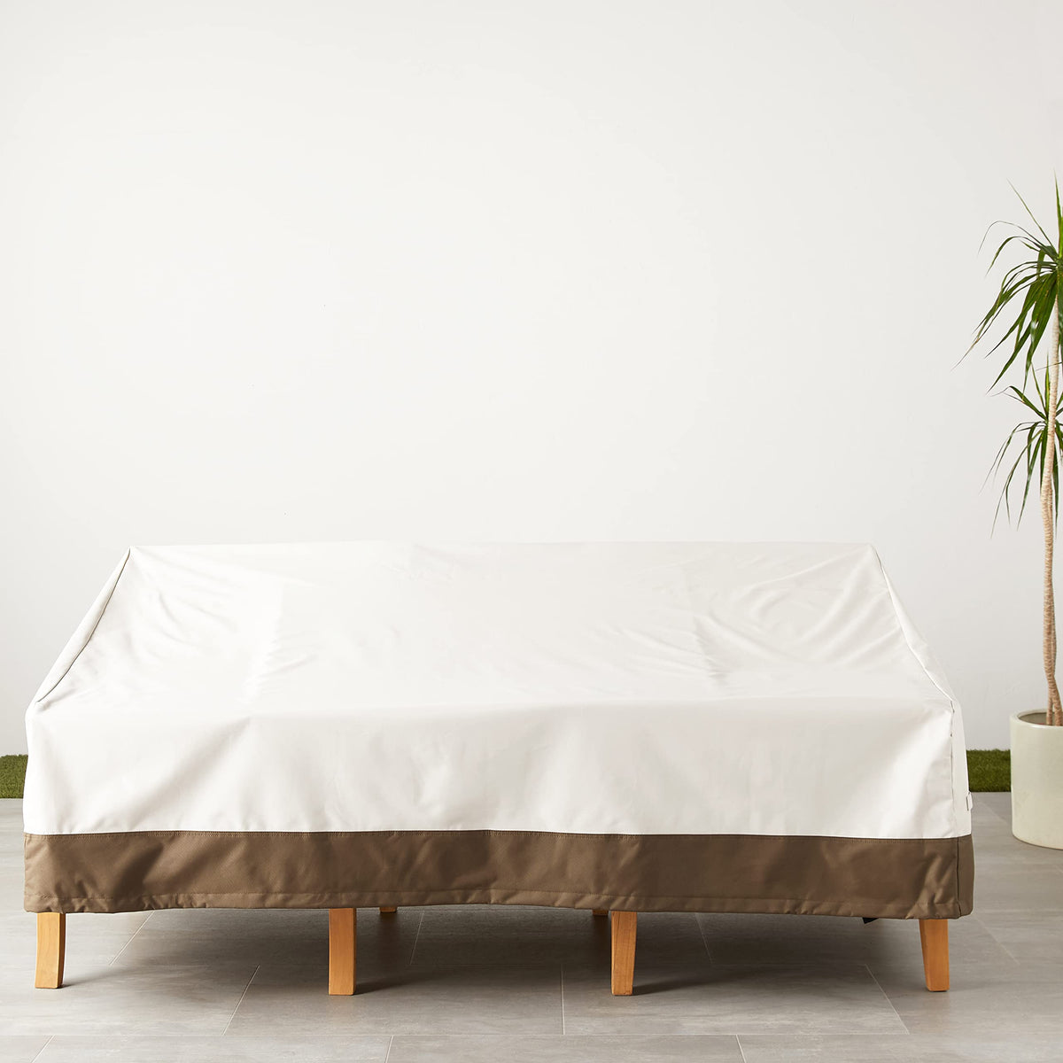 Funda para sofá de 3 plazas profundo de Amazon Basics para muebles de exterior y patio