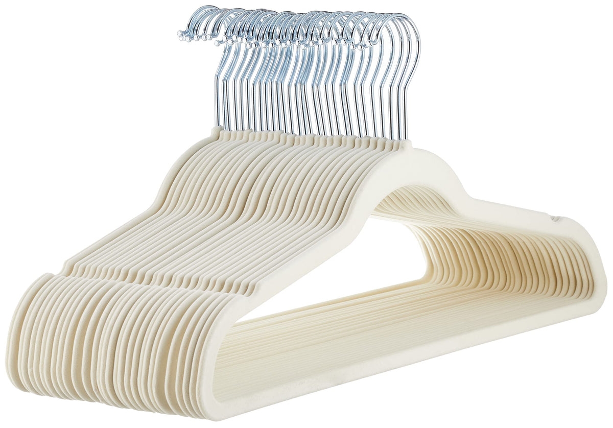 Perchas para trajes finas y antideslizantes de terciopelo de Amazon Basics, color marfil/plateado (paquete de 30)