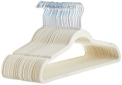 Perchas para trajes finas y antideslizantes de terciopelo de Amazon Basics, color marfil/plateado (paquete de 30)