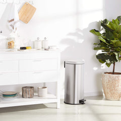 Cubo de basura redondo con pedal de Amazon Basics, acero inoxidable, 30 l