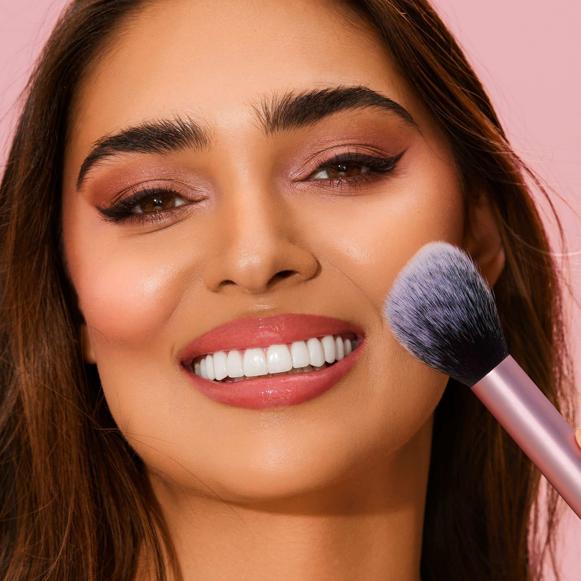 Real Techniques The Everyday Essentials collection gives you 5 essential tools to perfect any look with tapered, soft, and delicate bristles. Blend blush powder evenly for a soft, natural look.