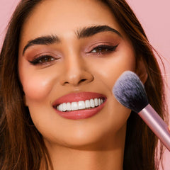Real Techniques The Everyday Essentials collection gives you 5 essential tools to perfect any look with tapered, soft, and delicate bristles. Blend blush powder evenly for a soft, natural look.