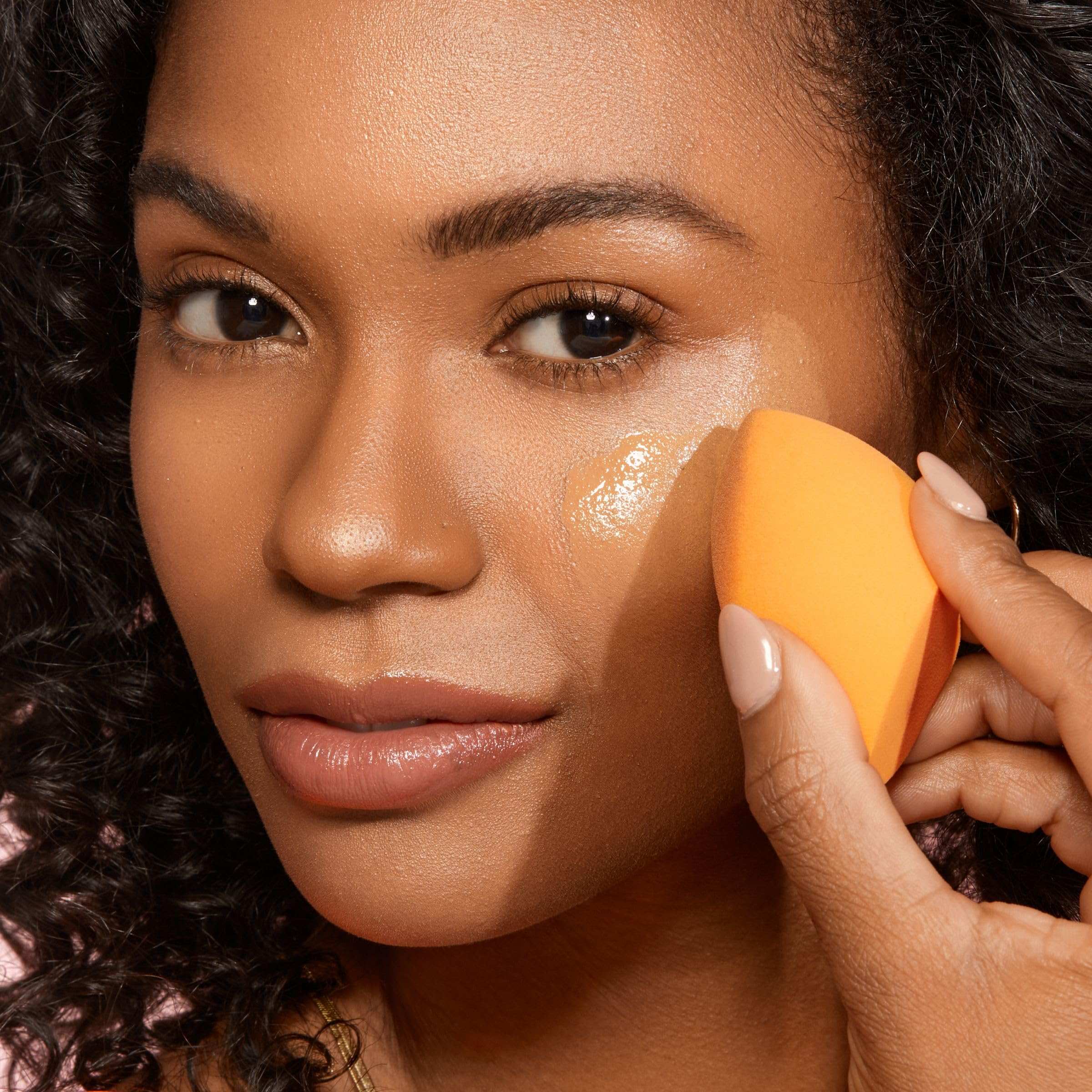 Real Techniques The Everyday Essentials collection gives you 5 essential tools to perfect any look with tapered, soft, and delicate bristles. Blend blush powder evenly for a soft, natural look.