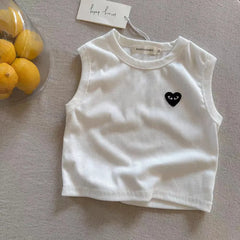 T2667 سترة أطفال صيفية جديدة بدون أكمام للأولاد 2025 Love Heart Baby مخططة ملابس عمل نمط رقيق تي شيرت للأطفال الصغار