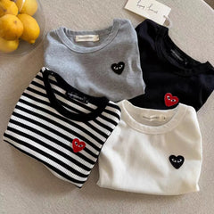 T2667 سترة أطفال صيفية جديدة بدون أكمام للأولاد 2025 Love Heart Baby مخططة ملابس عمل نمط رقيق تي شيرت للأطفال الصغار