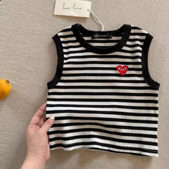 T2667 سترة أطفال صيفية جديدة بدون أكمام للأولاد 2025 Love Heart Baby مخططة ملابس عمل نمط رقيق تي شيرت للأطفال الصغار