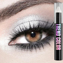 Pearlescent glitter eyeshadow pencil in silver shimmer