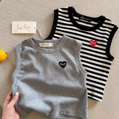 T2667 سترة أطفال صيفية جديدة بدون أكمام للأولاد 2025 Love Heart Baby مخططة ملابس عمل نمط رقيق تي شيرت للأطفال الصغار