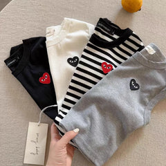 T2667 سترة أطفال صيفية جديدة بدون أكمام للأولاد 2025 Love Heart Baby مخططة ملابس عمل نمط رقيق تي شيرت للأطفال الصغار