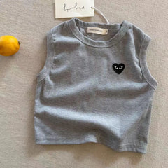 T2667 سترة أطفال صيفية جديدة بدون أكمام للأولاد 2025 Love Heart Baby مخططة ملابس عمل نمط رقيق تي شيرت للأطفال الصغار