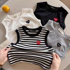 T2667 سترة أطفال صيفية جديدة بدون أكمام للأولاد 2025 Love Heart Baby مخططة ملابس عمل نمط رقيق تي شيرت للأطفال الصغار