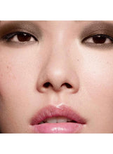 Bronze-brown shimmer liquid eyeshadow on eyelids