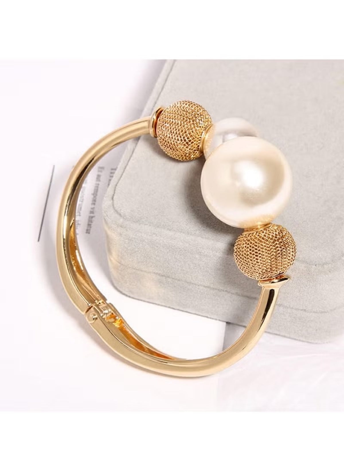 Huitich elegant textured bead bracelet featuring gold textured beads and a large pearl centerpiece