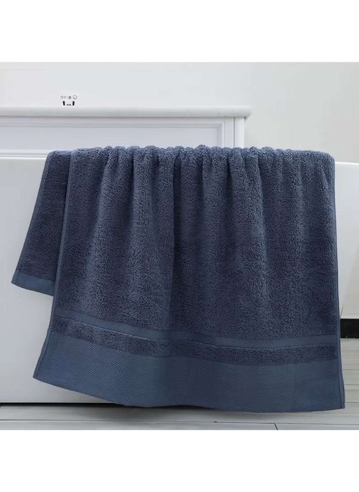 Huitich Large White Bath towel 70x140 cm 470g displayed folded over a white tub