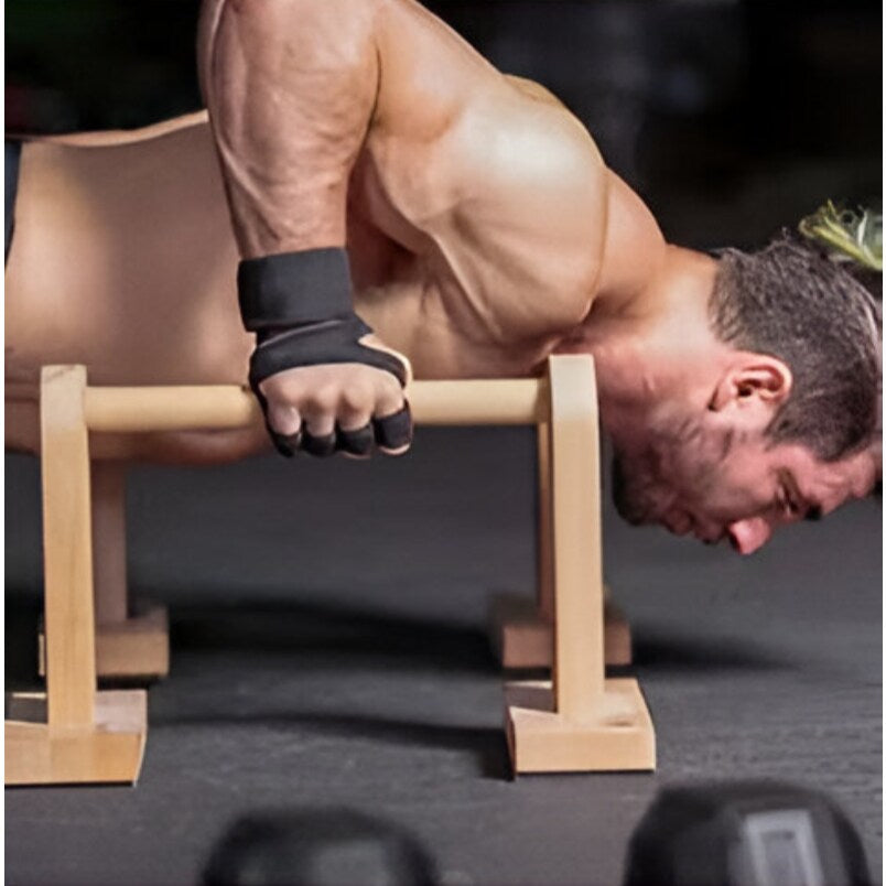 Man wearing medium fitness gloves for men and women by Huitich doing push ups on wooden bars