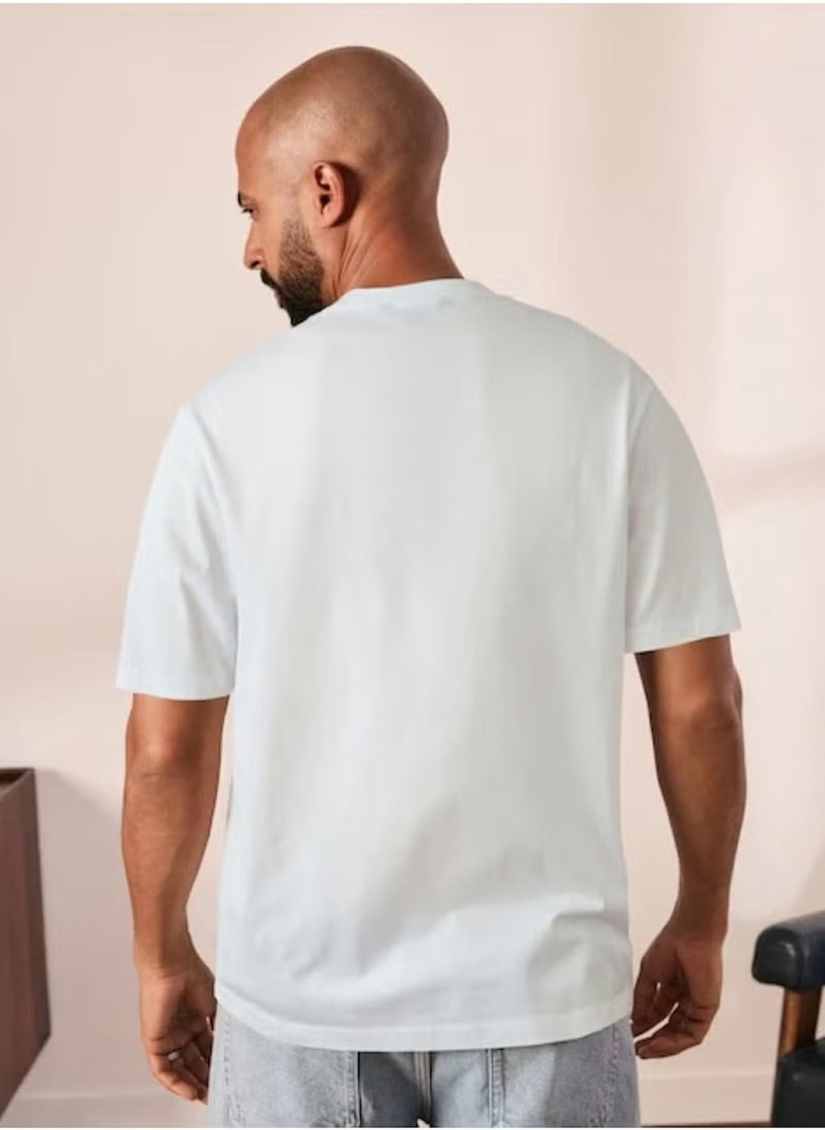 Huitich plain white t shirt for men XL worn by a man showing the back view