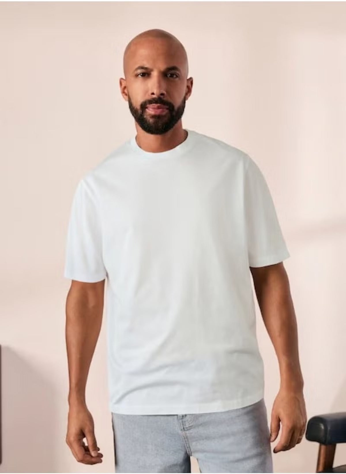 Huitich plain white t shirt for men XL worn by male model with beard and light wash jeans