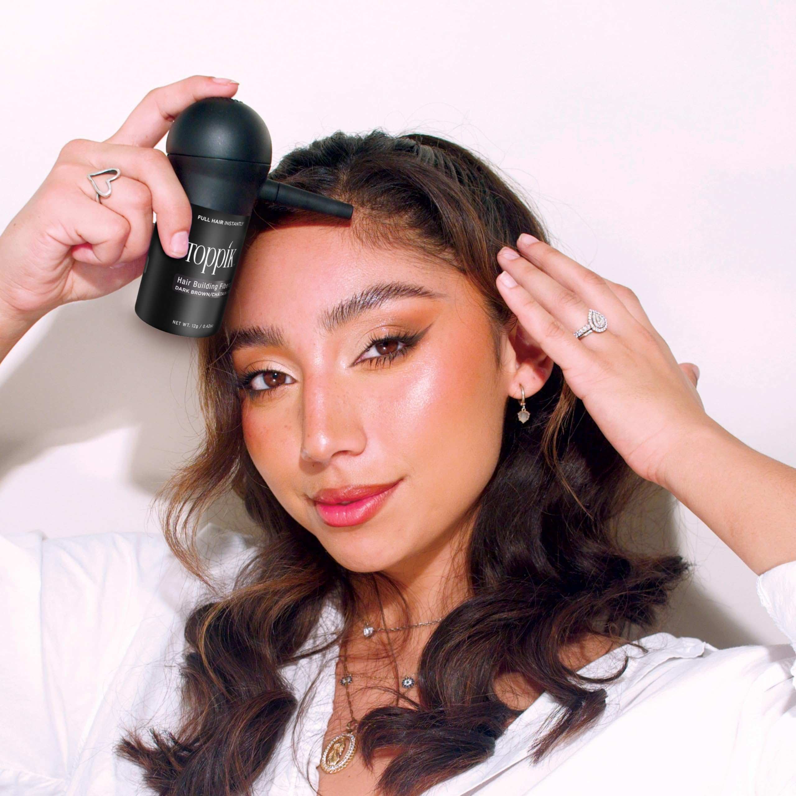 Mumzar Toppik hair treatment UAE being applied by a woman for thicker-looking hair