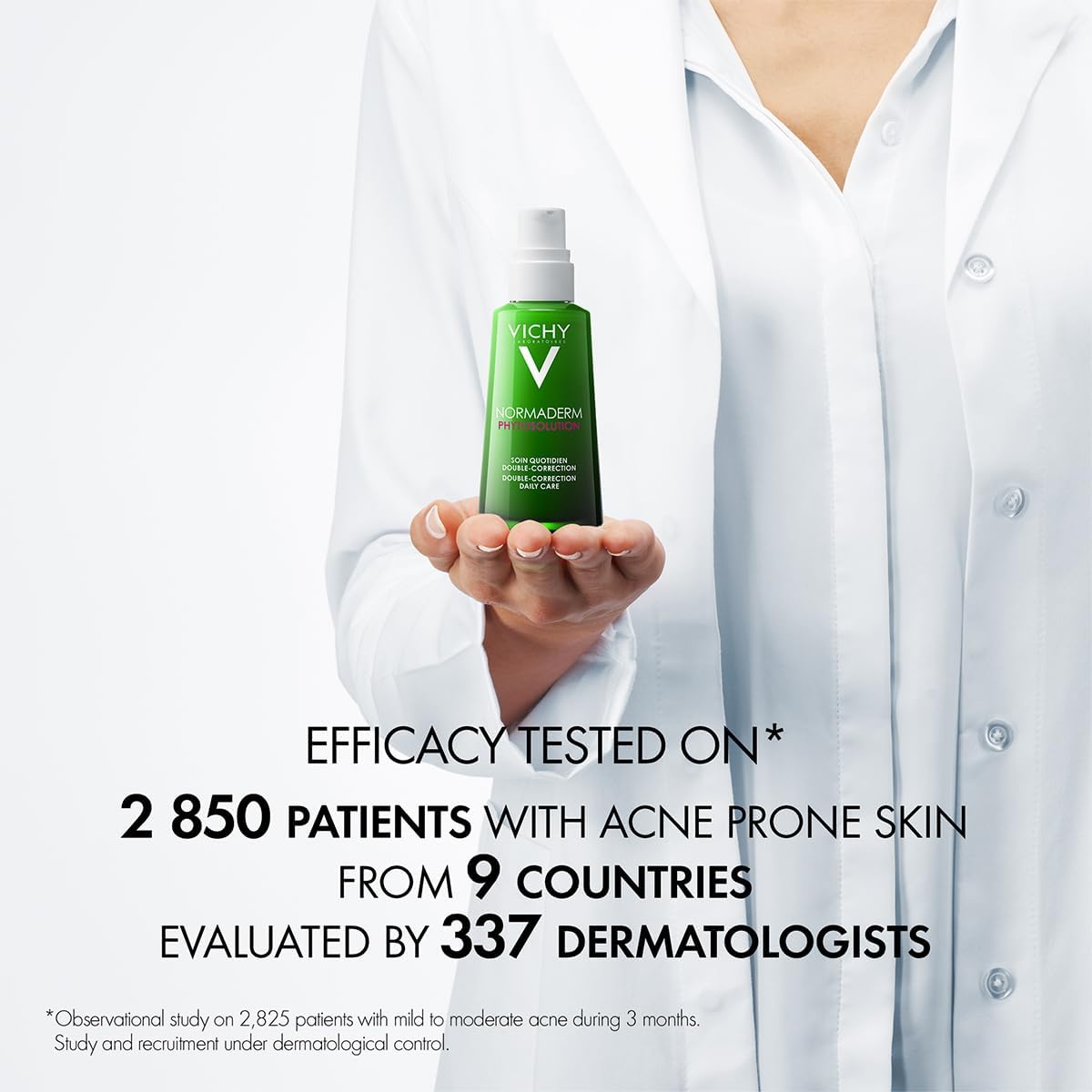 Vichy Phytosolution Dual Moisturizer for oily skin held by a model in a white lab coat